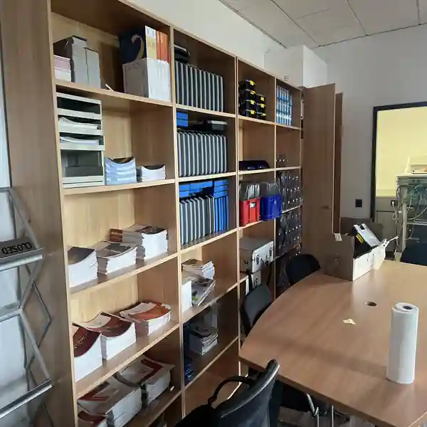 )Regale mit großen Mengen an Unterlagen, Ordnern und Akten in einem Büro, bereit für eine
professionelle Aktenvernichtung oder Büroauflösung.