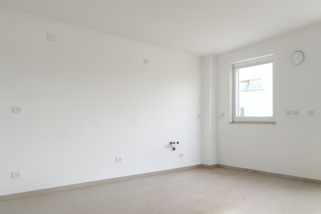 Renovierte Küche mit frisch gestrichenen, geglätteten und spachtelfreien weißen Wänden.