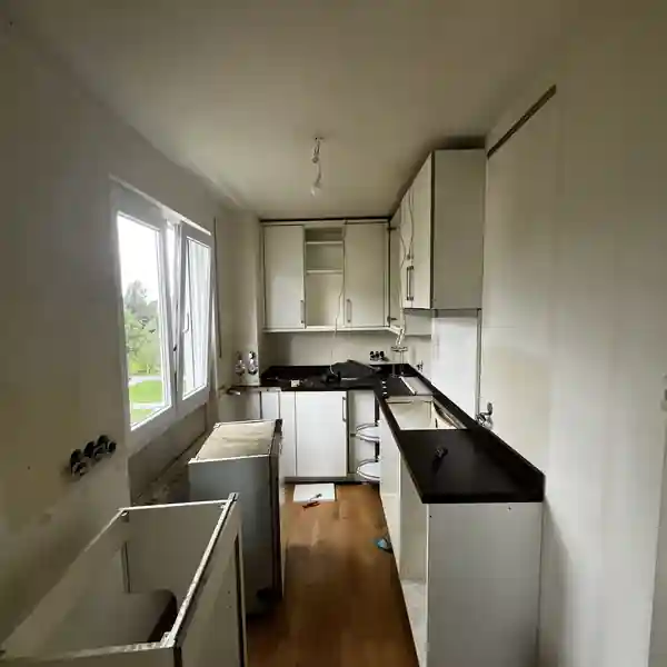 Teilweise demontierte Einbauküche mit ausgebauten Schränken und Geräten, bereit für eine
professionelle Küchen-Demontage und Entsorgung.