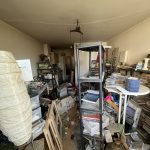 Messie-Wohnung mit chaotisch verstreuten Gegenständen, Möbeln und Unordnung, vor der Entrümpelung.