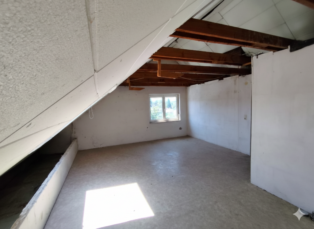 Leerer, aufgeräumter Dachboden nach der Dachbodenentrümpelung, der sauber gefegt und gereinigt wurde.