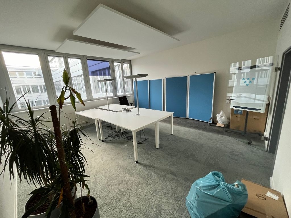 Büro während der Büroauflösung und Gewerbeentrümpelung – alte Elektrogeräte und Möbel werden entsorgt.